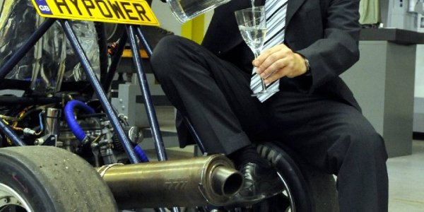 Nissan Almera Becomes A Hydrogen Car (And It Only Belches Out Water)