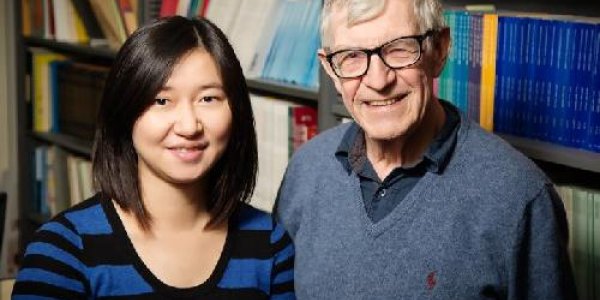 Group Learning Makes Children Better Decision Makers