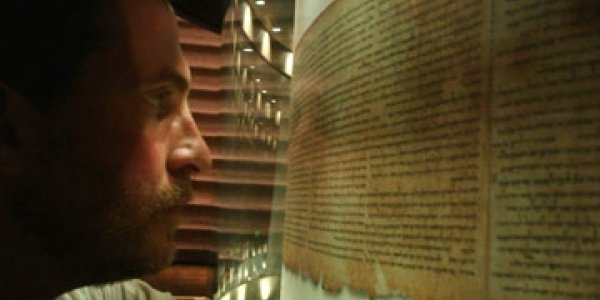 Isaiah Scroll Gets A Close-Up - Dead Sea Scrolls Mystery Solved?