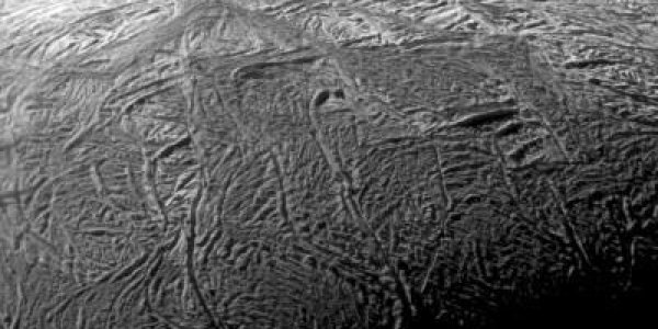 WAG: Cracks In Charon Might Mean It Had An Underground Ocean