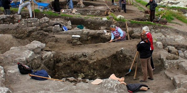 Bulgarian Indiana Jones Finds Vampire Graves