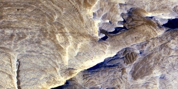 NASA Mars Orbiter Sees Effects of Ancient Underground Fluids
